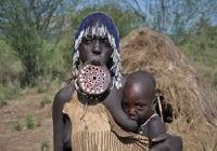 Mursi mother with child near Jinka